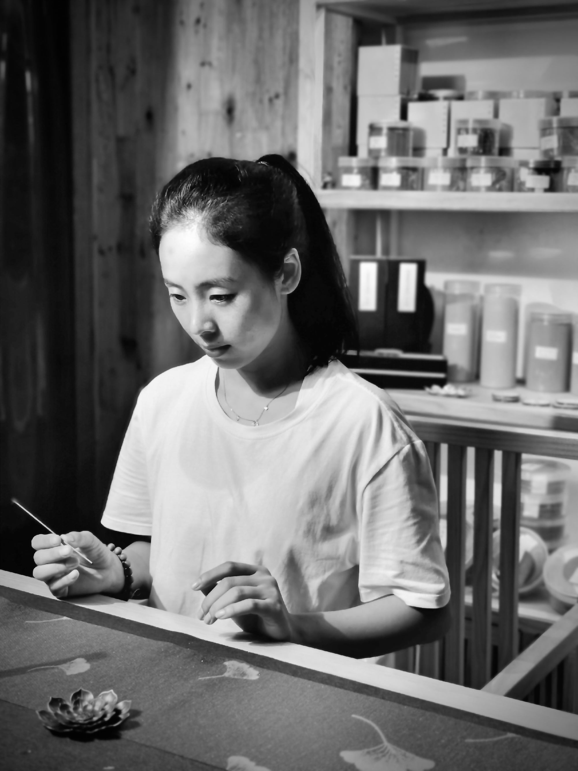 Zen Aroma master craftswoman He Yuan – dedicated incense artisan handcrafting fragrance with traditional technique and mindful spirit